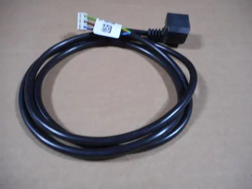 Schwarzes Kabel mit einem rechteckigen Stecker und mehreren farbigen Drähten an einem Ende, möglicherweise für eine Remeha-Pumpe oder ähnliches Gerät.